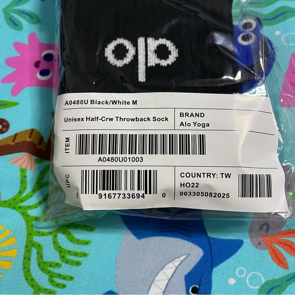 New Alo Yoga Unisex Half Crew Throwback Socks in Black/White